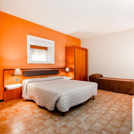 Hotel Rhi Porta Bologna Pieve di Cento Exterior foto